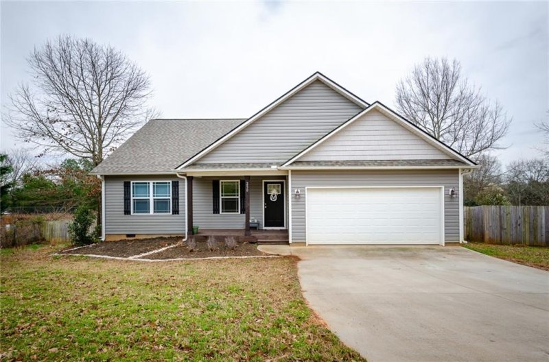 Property image 2 at 250 Hallmark Circle, Easley, SC 29640