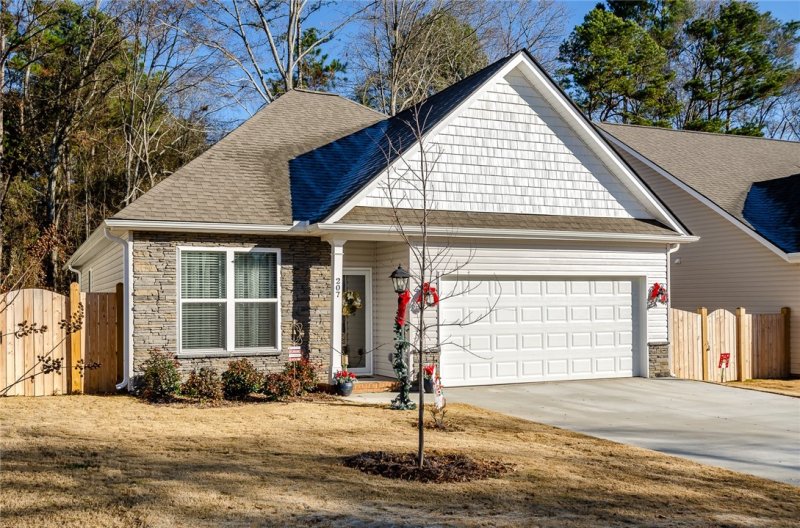 Property image 2 at 225 Magnolia Lane, Pendleton, SC 29670