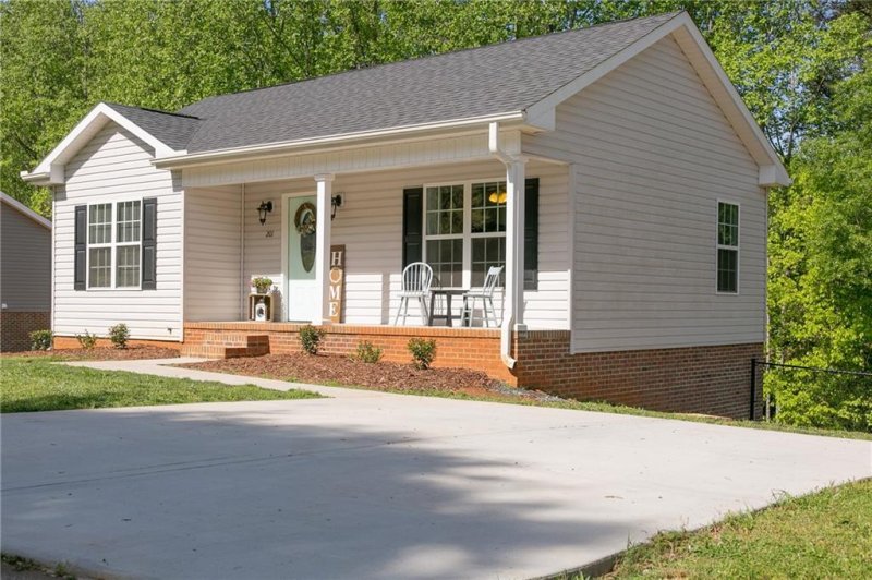 Property image 3 at 201 Nicholas Court, Easley, SC 29640