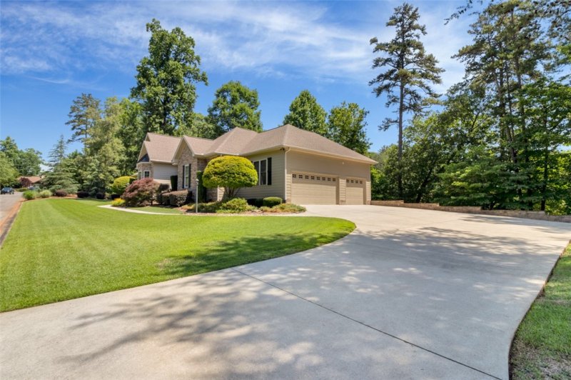 Property image 2 at 122 Shelter Cove Drive, Seneca, SC 29672