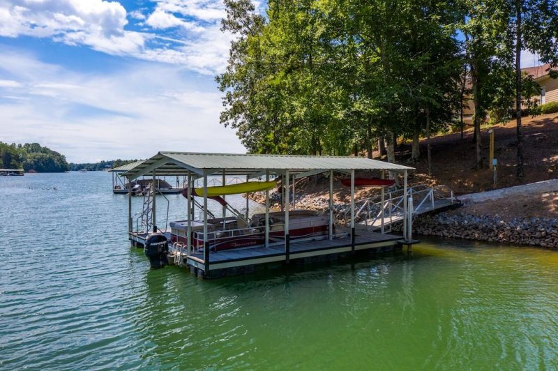 Property image 3 at 212 Bimini Drive, Seneca, SC 29672