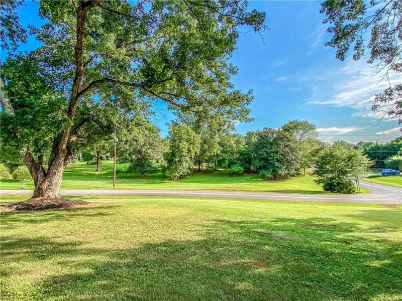 Property image 2 at 111 Brookhaven Circle, Seneca, SC 29672