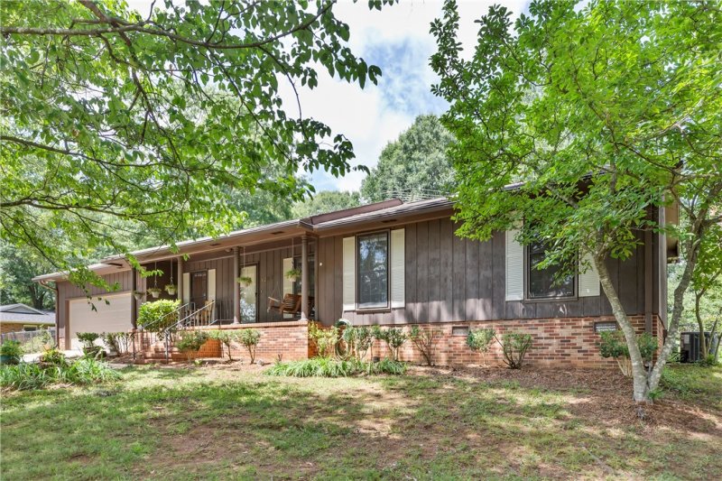 Property image 2 at 1207 Williamsburg Drive, Anderson, SC 29621