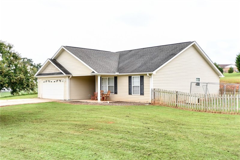 Property image 2 at 103 Claridge Place, Belton, SC 29627