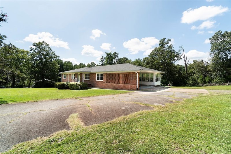 Property image 2 at 2002 Kaye Street, Seneca, SC 29678