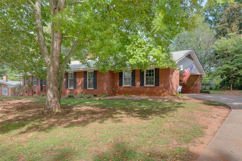 Property image 3 at 406 Greenbriar Lane, Anderson, SC 29625