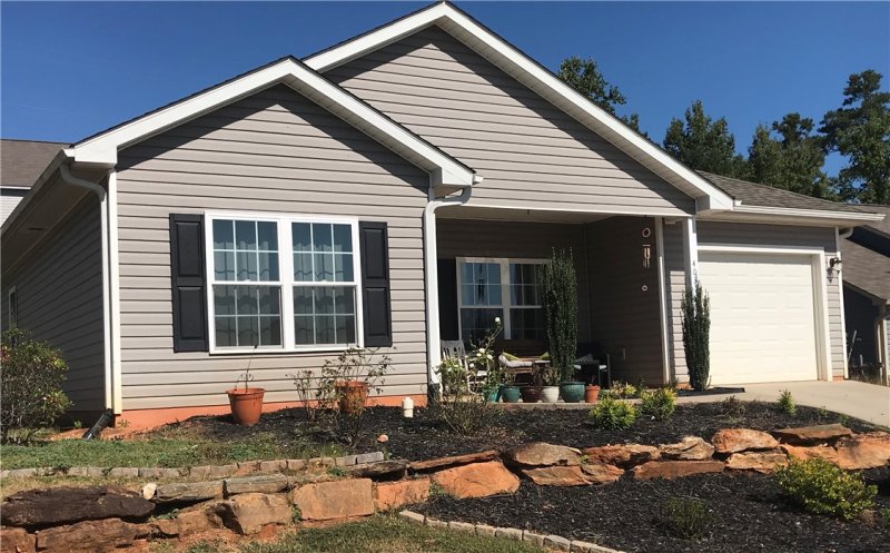 Property image 2 at 403 Laurel Grove Court, Seneca, SC 29678