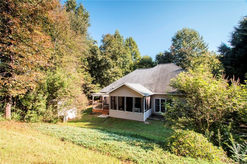 Property image 4 at 402 Autumn Trace, Seneca, SC 29678