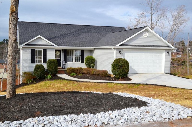 Property image 2 at 106 King James Road, Seneca, SC 29678