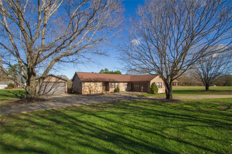 1601 Moorehead Place