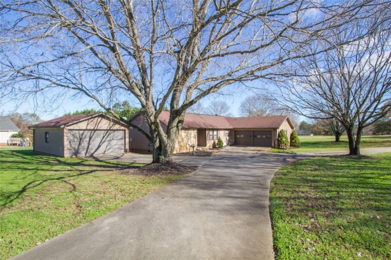 Property image 2 at 1601 Moorehead Place, Pendleton, SC 29670