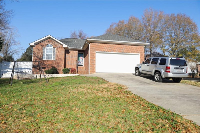 Property image 2 at 106 Woodbridge Court, Anderson, SC 29621