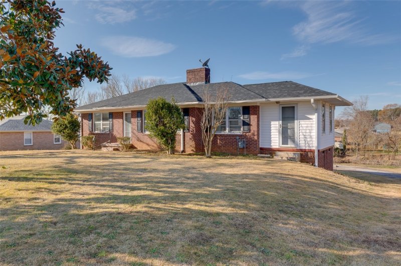 Property image 3 at 614 Pine Street, Seneca, SC 29678