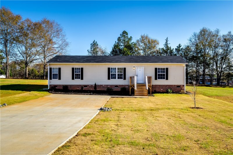 Property image 2 at 106 Twin Oaks Court, Iva, SC 29655