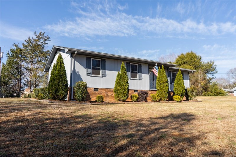 Property image 2 at 513 Burris Avenue, Seneca, SC 29678