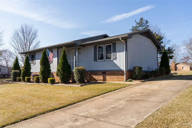 Property image 3 at 513 Burris Avenue, Seneca, SC 29678