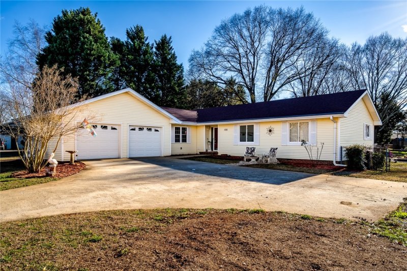 Property image 2 at 125 Lake Forest Circle, Anderson, SC 29625