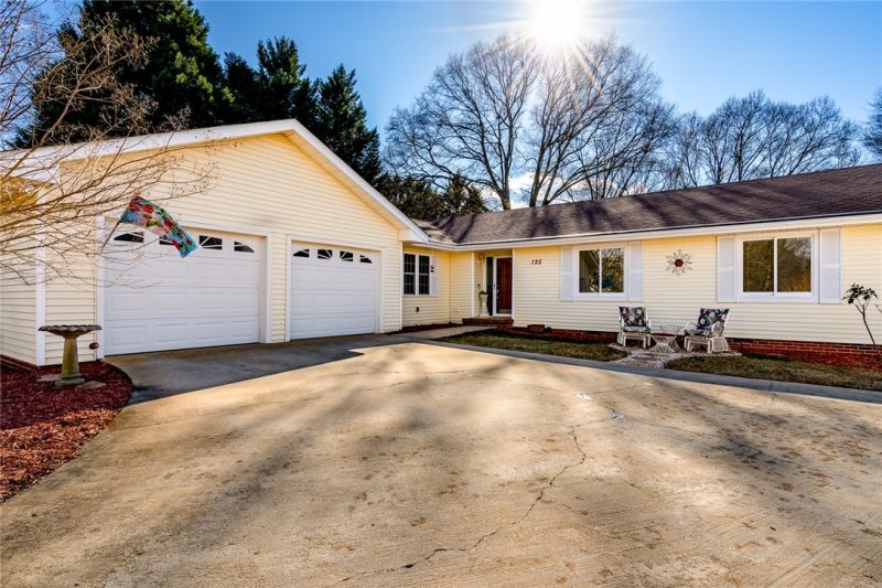 Property image 4 at 125 Lake Forest Circle, Anderson, SC 29625