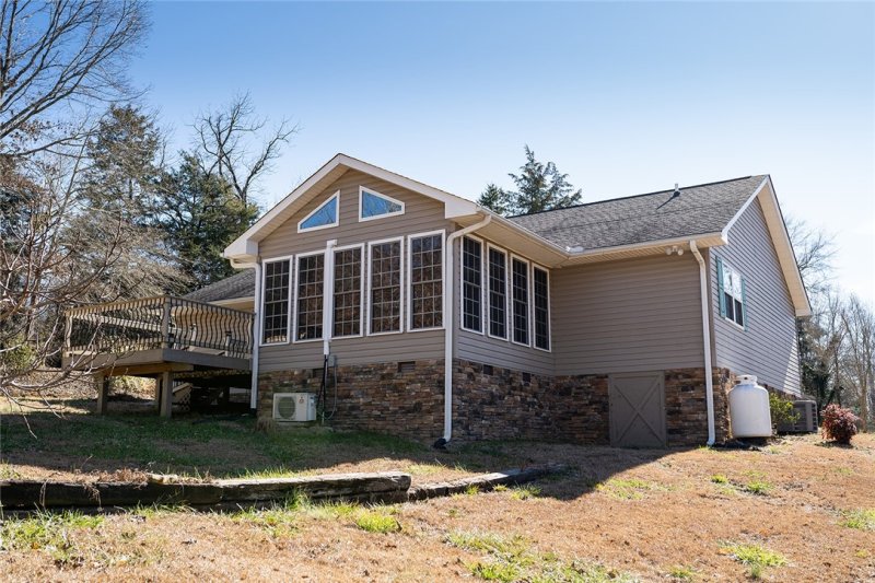 Property image 3 at 105 Shoreline Drive, Seneca, SC 29672