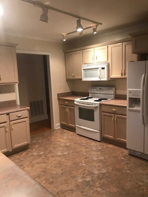 Property image 2 at 905 Crestview Drive, Seneca, SC 29678