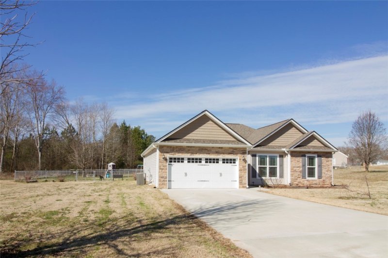 Property image 2 at 100 Irish Moss Drive, Williamston, SC 29697