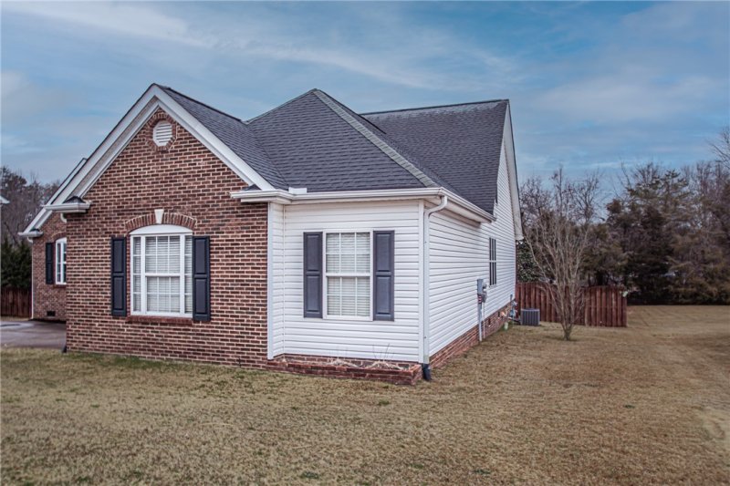 Property image 2 at 404 Winding Brook Court, Greenville, SC 29617