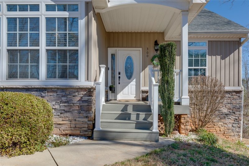 Property image 2 at 300 Ridgeside Court, West Union, SC 29696