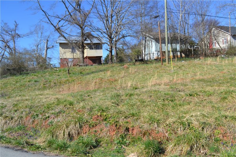 Property image 3 at 17 Sirrine Street, Seneca, SC 29678