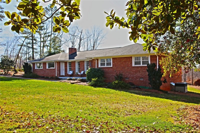 Property image 2 at 2814 N Bayshore Drive, Seneca, SC 29672