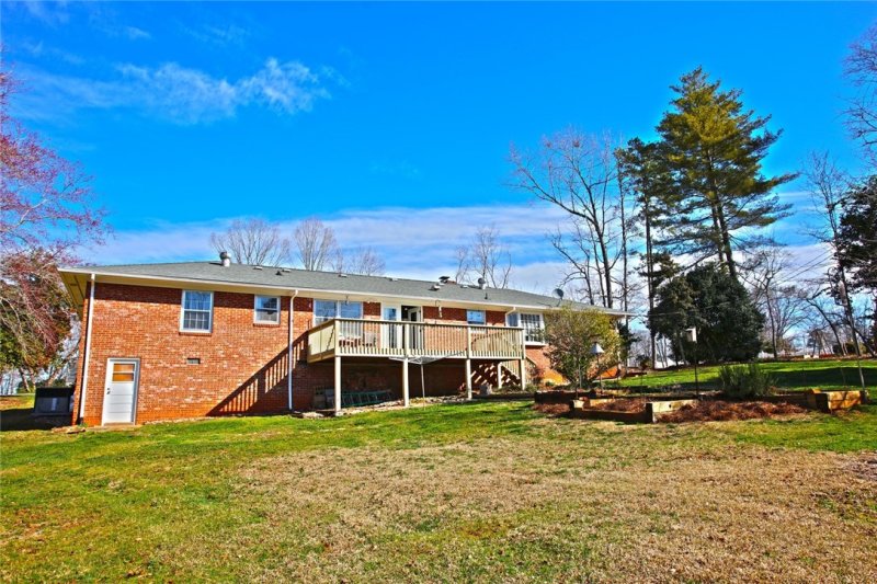 Property image 3 at 2814 N Bayshore Drive, Seneca, SC 29672