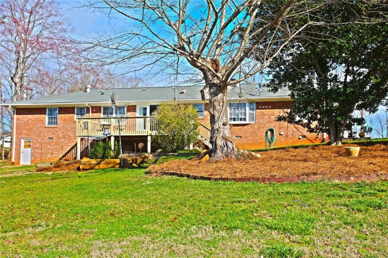 Property image 4 at 2814 N Bayshore Drive, Seneca, SC 29672