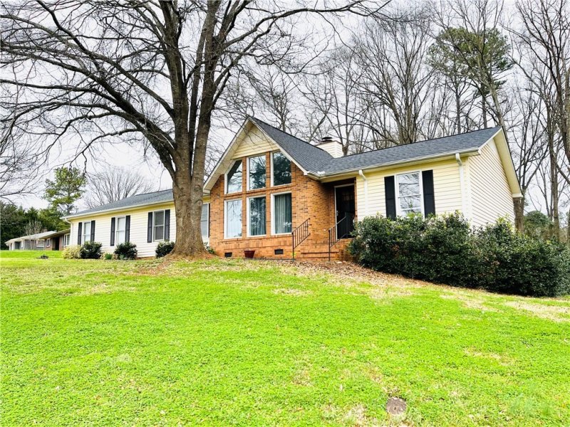 Property image 2 at 1410 Hilltop Drive, Anderson, SC 29621