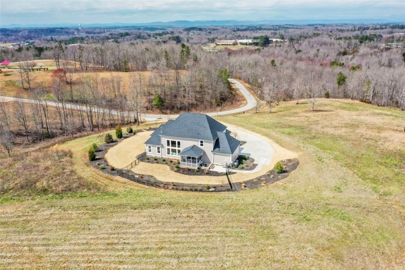 Property image 3 at 582 Paramount Drive, Seneca, SC 29672