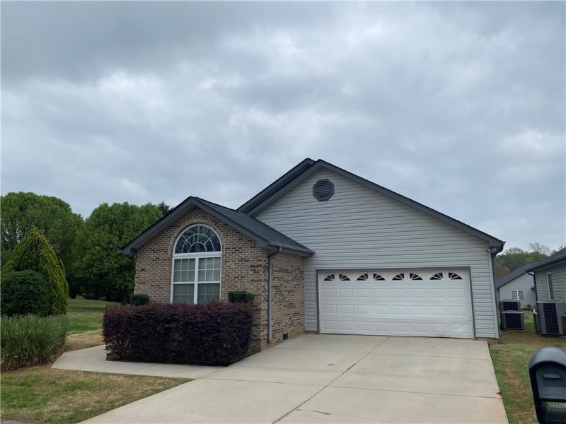 Property image 2 at 1322 Cobbs Glen Drive, Anderson, SC 29621