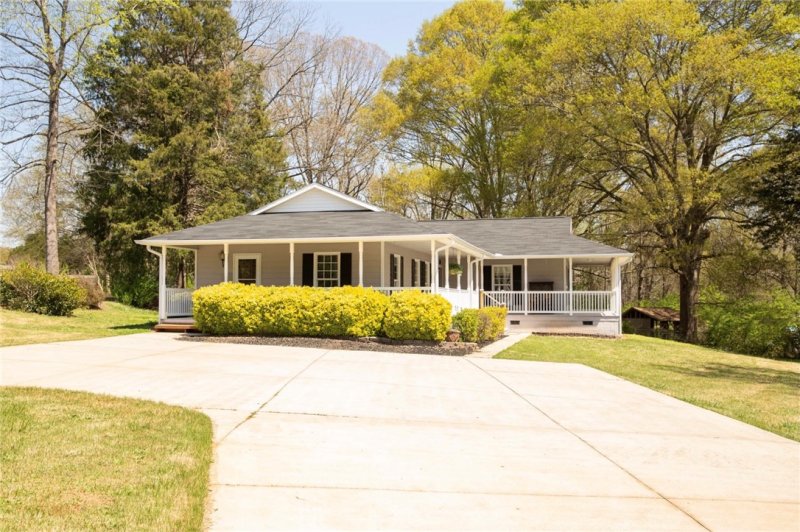 Property image 2 at 201 Stonebrook Drive, Seneca, SC 29672