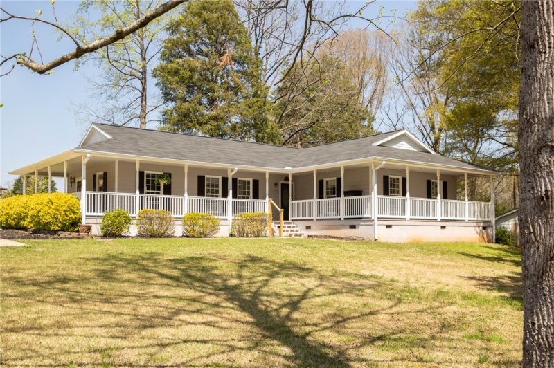 Property image 3 at 201 Stonebrook Drive, Seneca, SC 29672