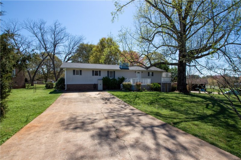 Property image 2 at 1110 Briarwood Drive, Seneca, SC 29672