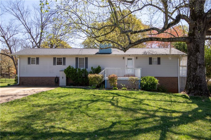 Property image 3 at 1110 Briarwood Drive, Seneca, SC 29672