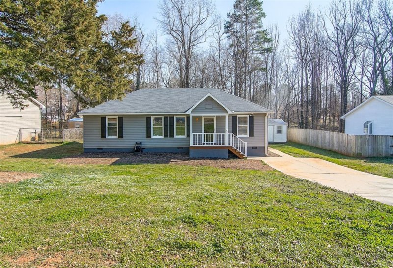 Property image 2 at 10 Cooperfield Avenue, Piedmont, SC 29673