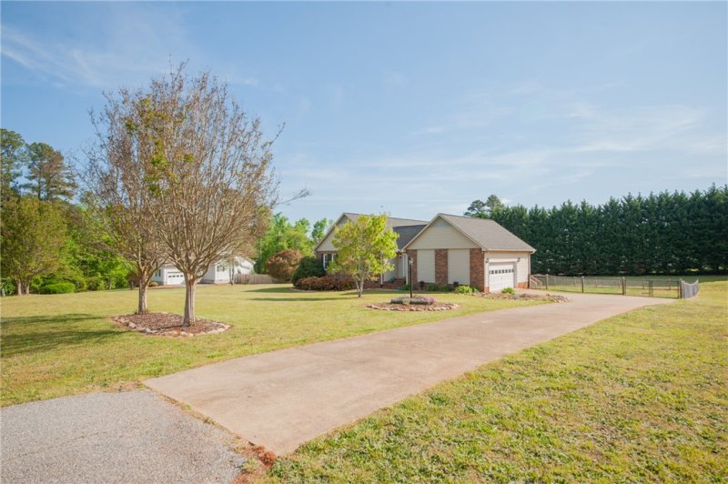 Property image 2 at 108 Century Court, Pendleton, SC 29670