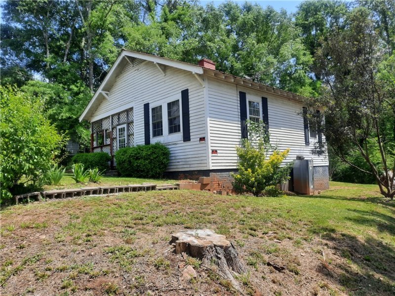 Property image 2 at 8 Ames Street, Seneca, SC 29678