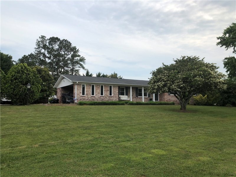 Property image 2 at 702 S Crestview Drive, Seneca, SC 29678