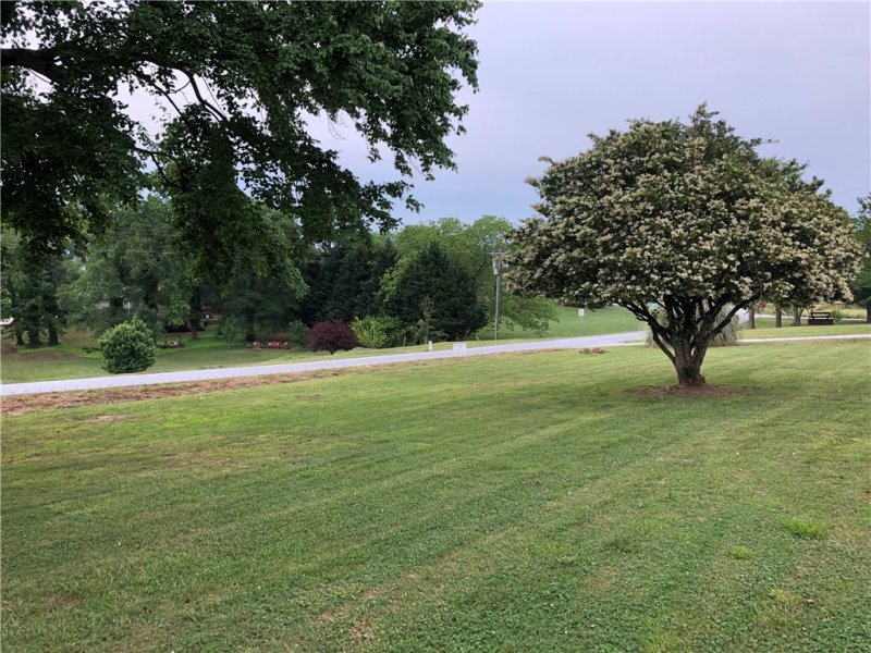 Property image 3 at 702 S Crestview Drive, Seneca, SC 29678