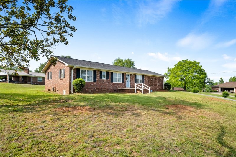 Property image 3 at 105 King James Road, Seneca, SC 29678