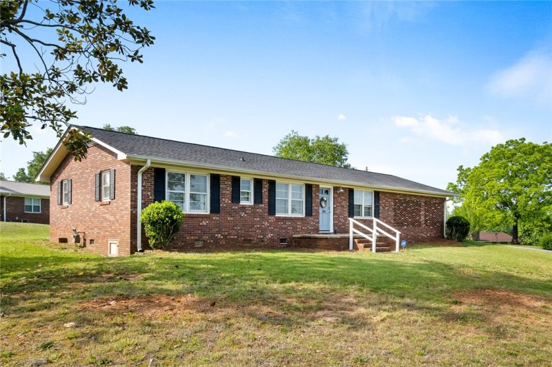 Property image 4 at 105 King James Road, Seneca, SC 29678