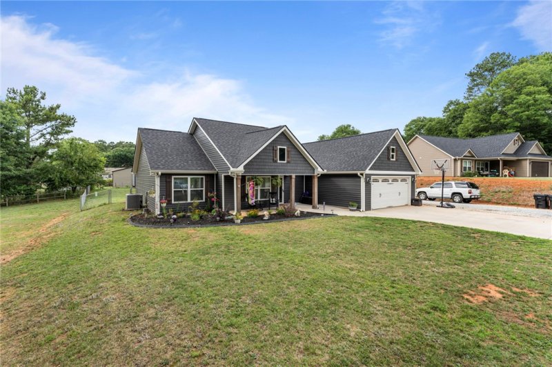 Property image 2 at 210 Oxmoor Drive, Anderson, SC 29625