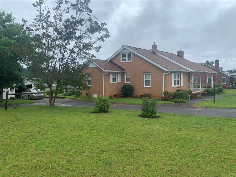 Property image 2 at 716 Oak Street, Seneca, SC 29678