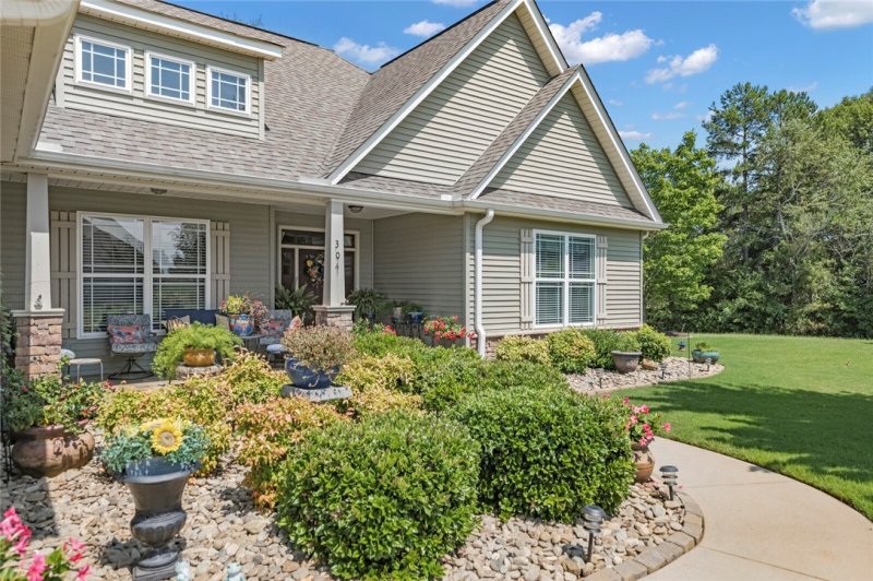 Property image 2 at 304 Knoll View Drive, Seneca, SC 29678