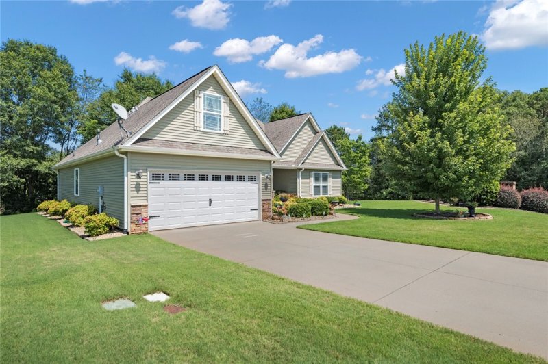 Property image 3 at 304 Knoll View Drive, Seneca, SC 29678