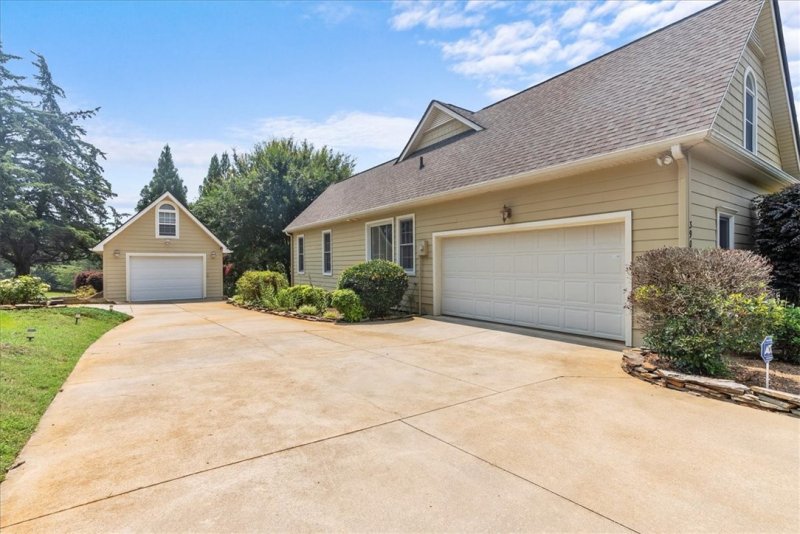 Property image 2 at 3904 Turnberry Loop, Seneca, SC 29678